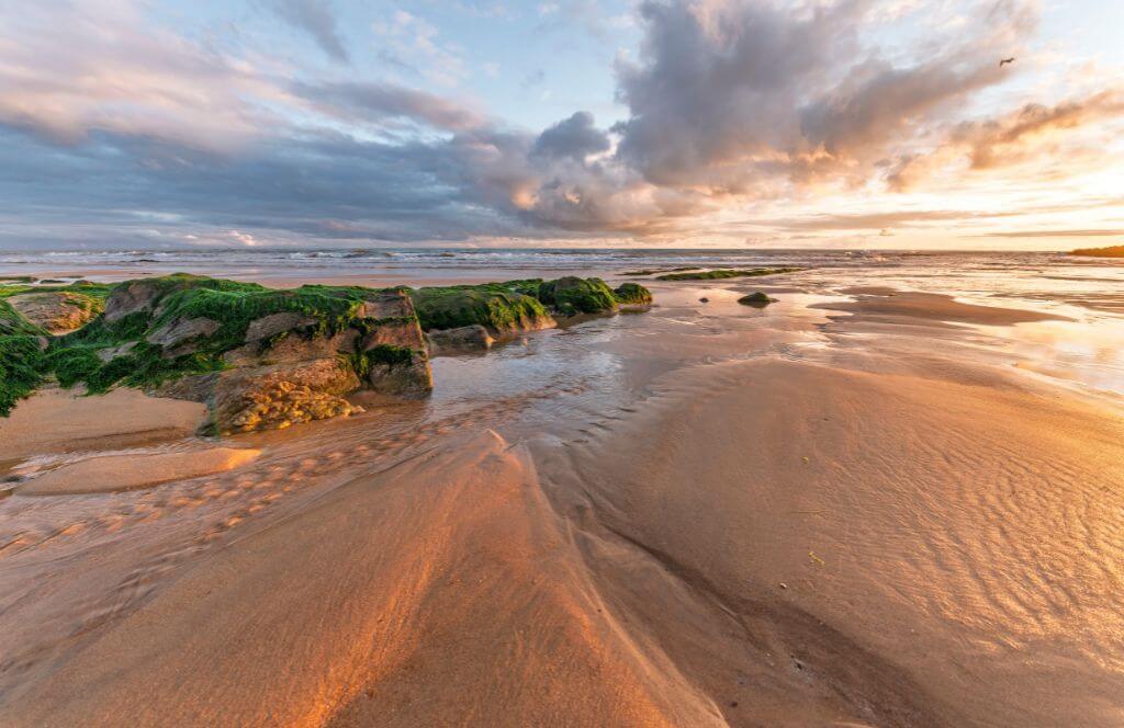 Vue sur les plages du Sable d'Olonne une destination idéale où partir en train depuis Paris