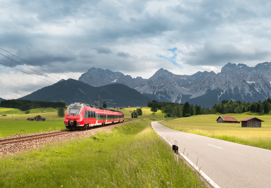 Ein Panoramazug fährt zu den schönsten Reisezielen mit dem Zug in Deutschland