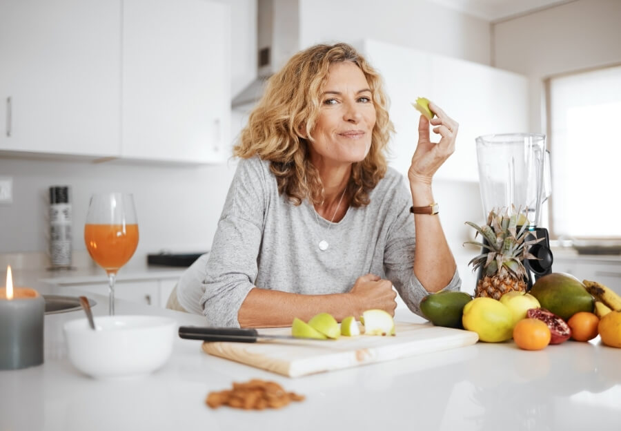 Eine werdende Oma frühstückt in der Küche