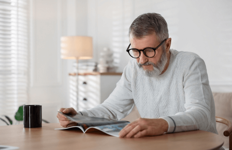 grand père lisant un magazine offert en cadeau de noël pour grand père